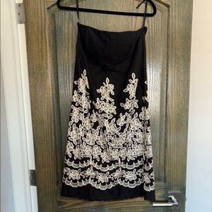 Elegant Black and White Strapless Wright Dress